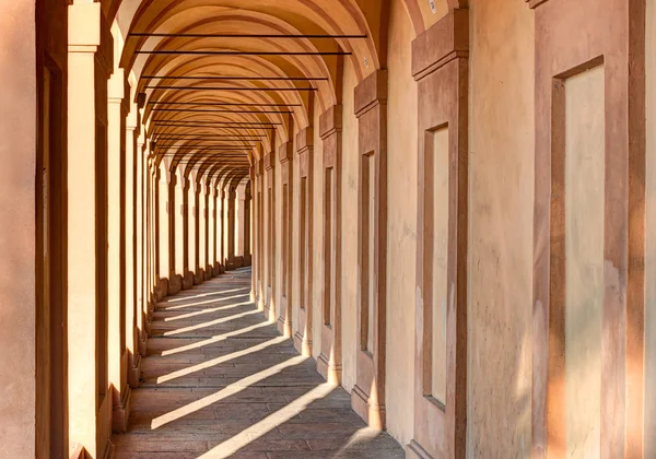博洛尼亚 Iraly 将圣母玛利亚圣城的庇护所连接到城市的门廊 一个长 巨大的屋顶拱廊 由666个拱门组成 — 图库照片
