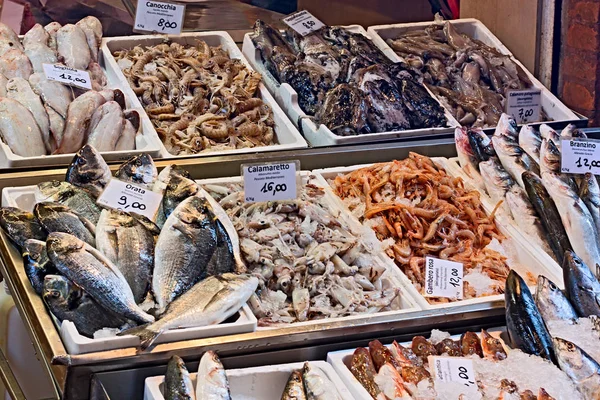 Caixas Peixes Crustáceos Uma Barraca Mercado Peixe Stand Com Muitos — Fotografia de Stock