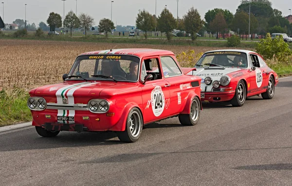 复古赛车纳苏 Tts 1968 和保时捷 911 拉力赛 1965 在拉力赛大 Premio 努沃拉里 — 图库照片