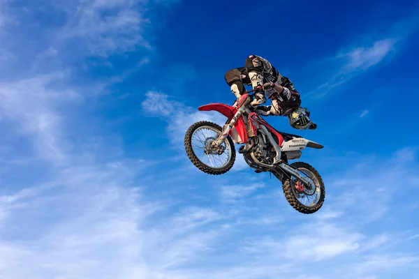 Motociclista Fazer Salto Acrobático Julgamento Motocross Freestyle Show Monster Pirate — Fotografia de Stock