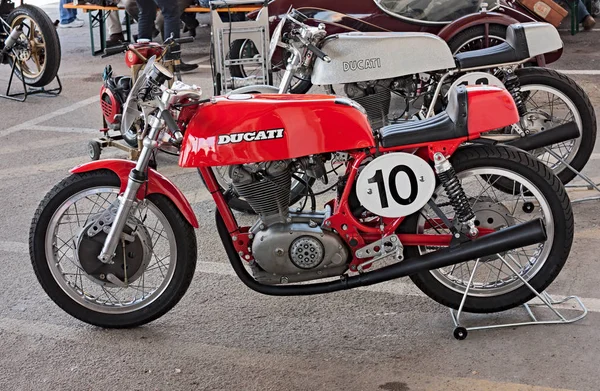 Oude Italiaanse Race Motorfiets Ducati Blootgesteld Aan Rally Van Vintage — Stockfoto