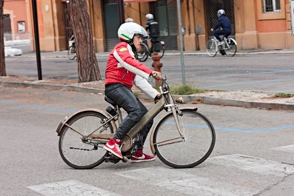 Motociclista Montando Ciclomotor Italiano Vintage Con Rodillo Motor Garelli Mosquito — Foto de Stock