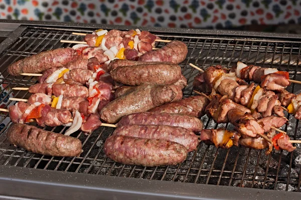 Brasero Con Salchichas Filete Parrilla Barbacoa Rústica Carne Asada Chuletas —  Fotos de Stock