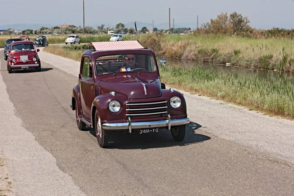 Stare Włoskie Mały Samochód Fiat 500 Topolino Płótna Szyberdach Wyświetlono — Zdjęcie stockowe