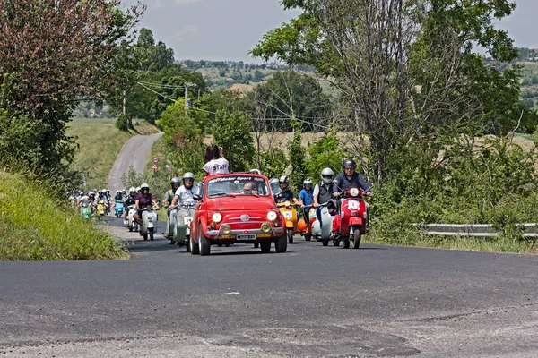 Ένα Παλιό Fiat 500 Οδηγεί Την Ομάδα Των Αναβατών Σκούτερ — Φωτογραφία Αρχείου