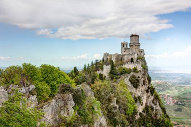 san marino Cumhuriyeti peyzaj: Antik kale guaita monte titano bir tepe üzerinde üç eski kule