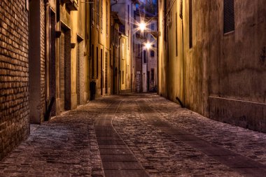 Imola, Bologna, Emilia Romagna, İtalya: dar karanlık sokakta eski şehir - İtalyan şehir geceleri sokak