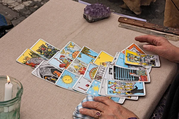 Una Mujer Leyendo Cartas Tarot Festival Fiera San Rocco Noviembre — Foto de Stock