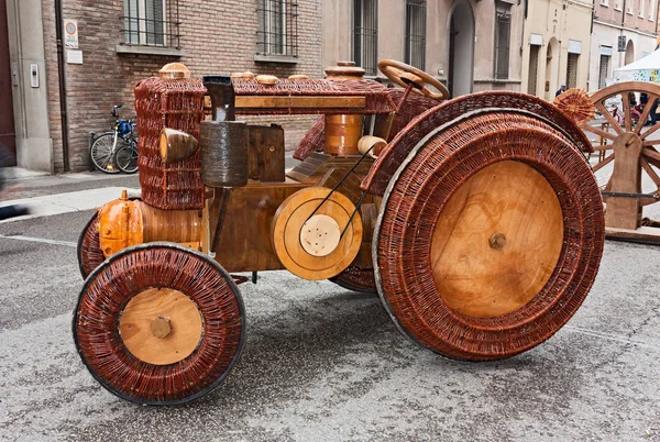 木头和柳条的车用电引擎 再生产老意大利拖拉机 Landini 在节日 展览中心在法恩扎 暴露在意大利 — 图库照片