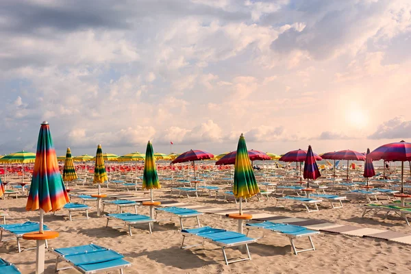 plaj şemsiye ve şezlong altında bir bulutlu gökyüzü - şafak vakti ıssız bir banyo ile  