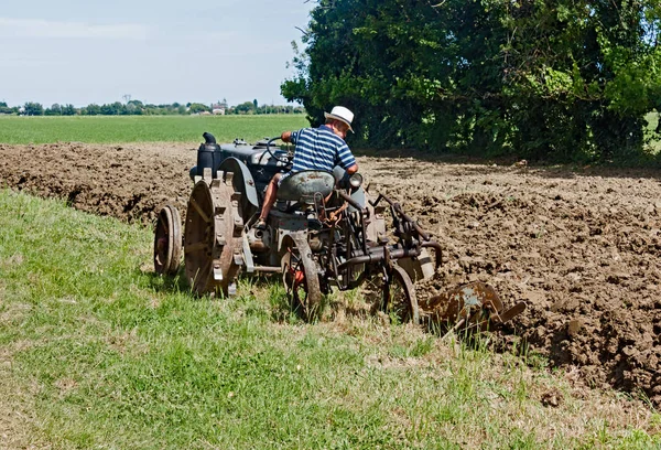 Bir Çiftçi Pulluk Ile Eski Bir Traktör Arazi Eski Çiftlik — Stok fotoğraf