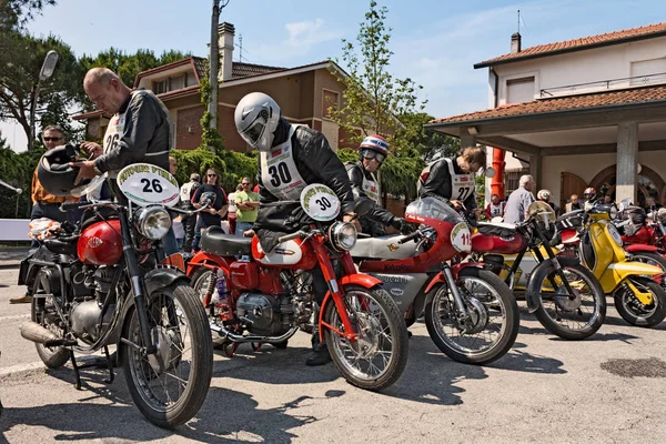 老式运动摩托车的司机在第四阶段暂停了在 Motogiro 意大利 历史种族为老摩托车在2011年6月2日在圣圣潘克 拉文纳 意大利 — 图库照片