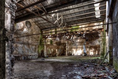moloz ve enkaz - ıssız odanın eski bir tahrip endüstriyel depo - hdr görüntüsü ile terk edilmiş fabrika iç