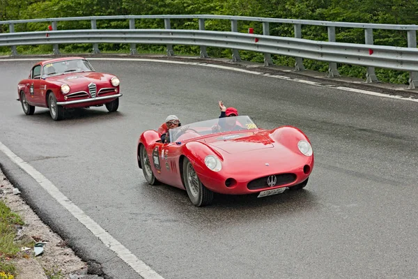 Ένα Παλιό Αγωνιστικό Αυτοκίνητο Maserati 200Si 1957 Τρέχει Ράλλυ Mille — Φωτογραφία Αρχείου