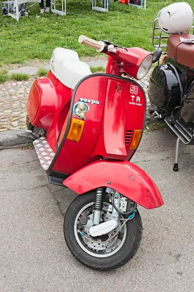 Italienisches Rollertuning Oldtimer Vespa Modifiziert Mit Scheibenbremse Bei Motorradrallye Iii — Stockfoto