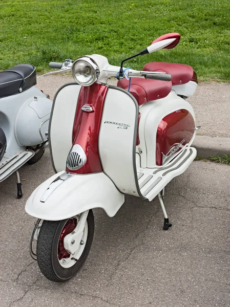 Vintage Włoski Skuter Lambretta Motocykl Rally Iii Vespa Fiore Kwietnia — Zdjęcie stockowe