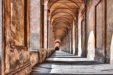 Portico di San Luca, Bologna, İtalya: Madonna di San Luca 'nın Mabedi' ni kente bağlayan veranda, 666 kemerden oluşan uzun (3,5 km) anıtsal çatı atari salonu
