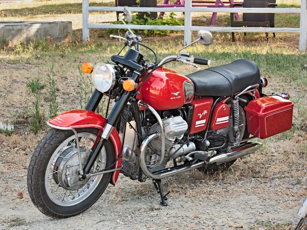 老式摩托车摩托 Guzzi 在拉力赛意大利摩托车第八周末摩托 Guzzi 于2012年7月15日在弗利 意大利 — 图库照片