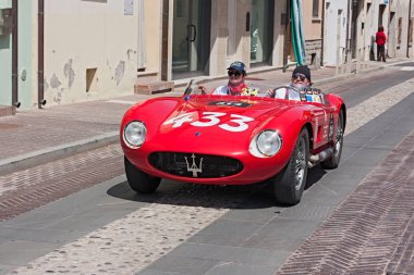bir vintage klasik otomobil Rallisi'nde Mille Miglia 2012, canlandırma eski İtalyan Yarış (1927-1957) 18 Mayıs 2012 tarihinde Gatteo (Fc) İtalya yarış arabası Maserati 150s (1955)