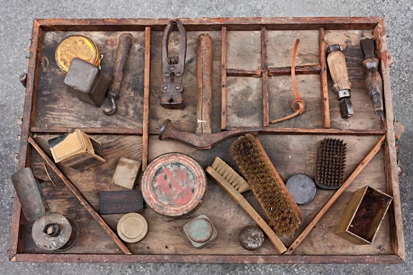 工作桌与工匠鞋匠的老工具为修理 抛光和完成鞋子 — 图库照片