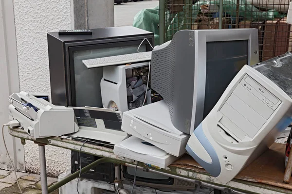 Rifiuti Elettronici Vecchi Computer Monitor Televisori Altri Dispositivi Riciclaggio — Foto Stock