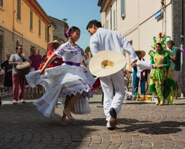 Ensemble Imagenes de Peru'-beyaz elbiseli Perulu dansçılar birkaç gerçekleştirir geleneksel tanışma dans 