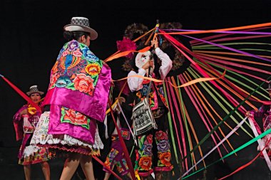 Ensemble Imagenes del Peru'-renkli elbise ve maske ile Perulu dansçılar gerçekleştirir popüler dans Uluslararası Halk Festivali 5 Ağustos 2012 yılında Russi, Ravenna, İtalya