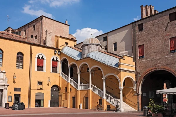 在意大利费拉拉的市政厅广场 具有历史性的楼梯 Scalone Onore 1481 的特点是拱形屋顶与中央圆顶和拱门在文艺复兴风格 — 图库照片