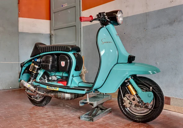 意大利滑行车调整 Lambretta 特别60S Agriolo 老式摩托车和农业机械节 于2012年4月15日在 Riolo 意大利 — 图库照片