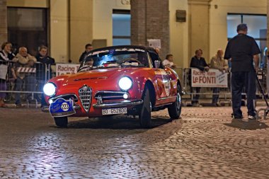 Eski araba Alfa Romeo Giulia örümcek (1963) çalışır geceleri Rallisi'nde Gran Premio Nuvolari 2012, dayanıklılık yarışı için klasik otomobil, 21 Eylül 2012 yılında Meldola (Fc), İtalya