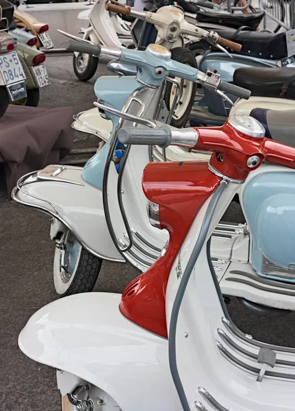Old Italian Scooters Lambretta Exposed Meeting Fans Vintage Car Motorcycle — Stock Photo, Image