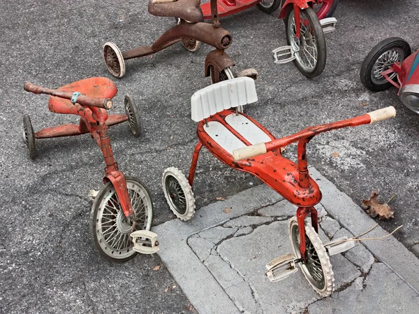 老式玩具 儿童用的旧三轮车 — 图库照片