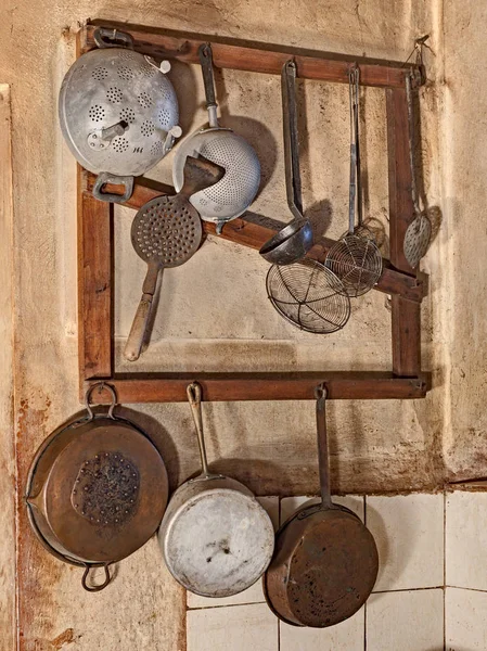 Μαγειρικά Σκεύη Που Κρέμονται Στην Κουζίνα Του Μια Παλιά Εξοχική — Φωτογραφία Αρχείου