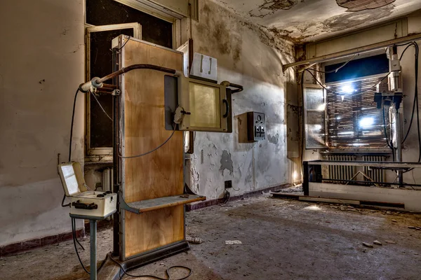 Room Abandoned Hospital Old Radiological Equipment Desolate Ray Room Ruins — Stock Photo, Image
