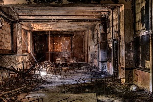 Interior Edifício Abandonado Com Cadeiras Antigas Iluminado Por Raio Luz — Fotografia de Stock