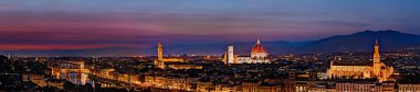 Floransa panoramik görünümü sonra günbatımı - köprülerde Arno Nehri, katedralleri ve eski saray Firenze, İtalya ile gece şehir manzarası