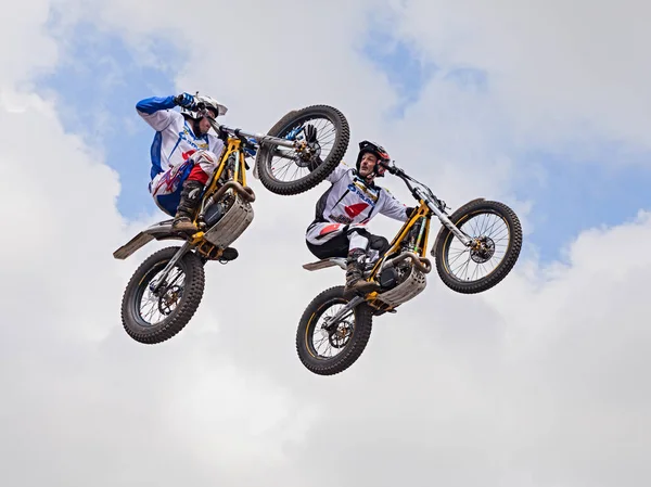 Dois Stunt Biker Fazer Salto Acrobático Julgamento Motocross Freestyle Show — Fotografia de Stock