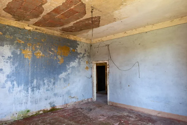 terk edilmiş bir evde - harabeye eski kirli salonu boş oda