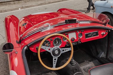klasik otomobil iç; Dashboard-in eski bir yarış araba Mg A 1600 roadster Festivali'nde vintage arabalar 