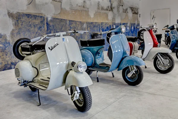 Скутери Старовинними Італійськими Vespa Lambretta Піддаються Agriolo Фестиваль Старовинні Мотоцикла — стокове фото