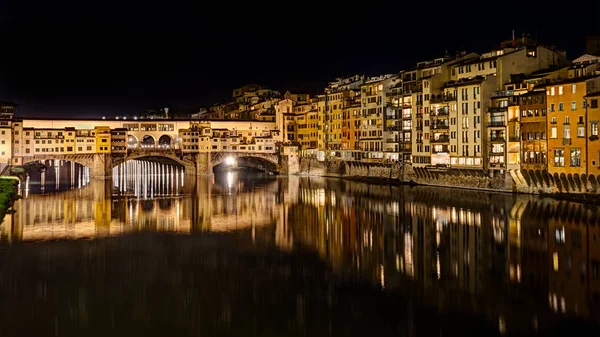 Floransa, İtalya'nın gece manzara: ünlü dönüm noktası Ponte Vecchio (eski köprü), Arno Nehri üzerinde bir ortaçağ köprü görünümü