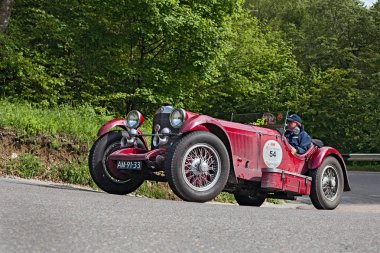 Eski bir araba Mille Miglia 2013, ünlü İtalyan tarihi yarış (1927-1957) üzerinde 18 Mayıs 2013 Passo della Futa (Fi) İtalya Rallisi'nde Mercedes-Benz Ssk (1929) çalışır 