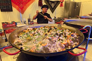 19 Mayıs 2013 Cesena, İtalya üzerinde bir deniz ürünleri paella yemek Festivali 