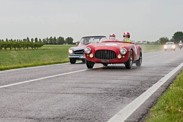 ラリー Mille Miglia 2013 有名なイタリア歴史的レース 1927 1957 2013 日にイタリア ラヴェンナの古いレース車フェラーリ — ストック写真