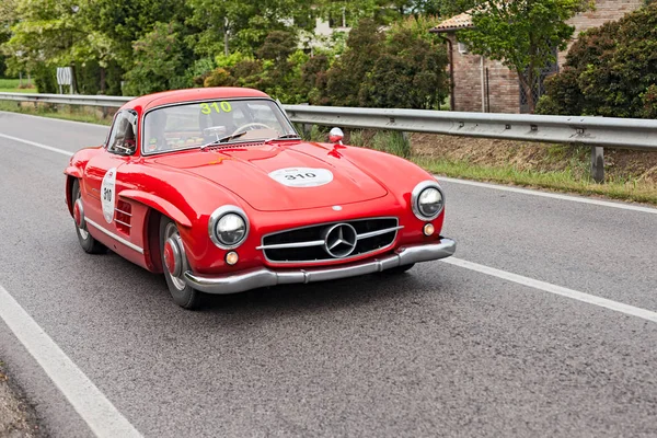 老跑车奔驰车 300 198 1956 在拉力赛 Miglia 2013 著名意大利历史种族 1927 1957 — 图库照片