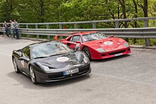 Ιταλικό Σπορ Αυτοκίνητο Ferrari F40 Και 458 Spider Τρέχει Στο — Φωτογραφία Αρχείου