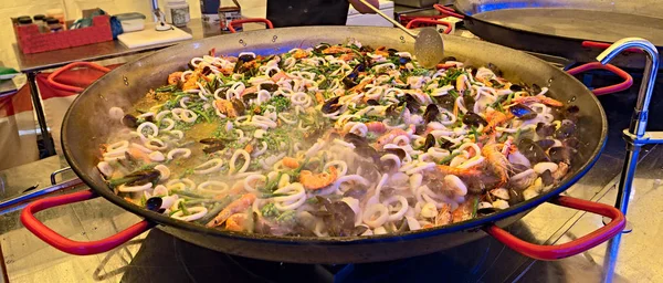 典型的なスペイン料理 大鍋でパエリアの魚介類の準備 — ストック写真