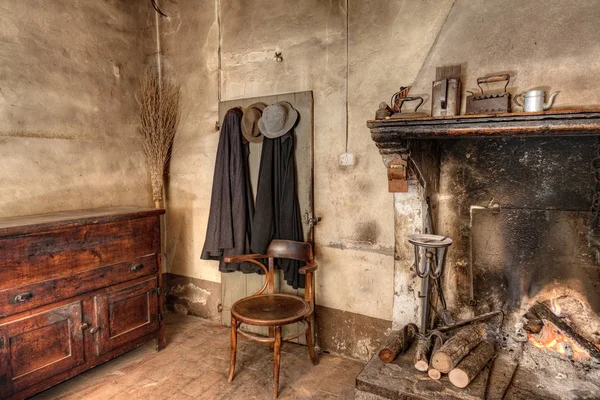 Bauernhaus Aus Alten Zeiten Interieur Eines Alten Landhauses Mit Kamin — Stockfoto