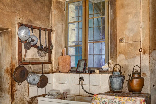 Γωνία Του Μια Παλιά Κουζίνα Νεροχύτη Μαγειρεύοντας Εργαλεία Και Αρχαία — Φωτογραφία Αρχείου