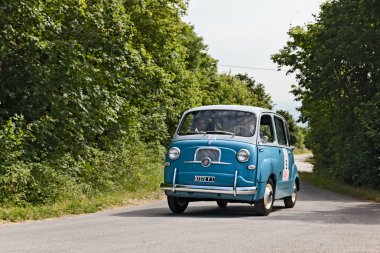 klasik arabalar için miting eski bir araba Fiat 600 Multipla çalışır 